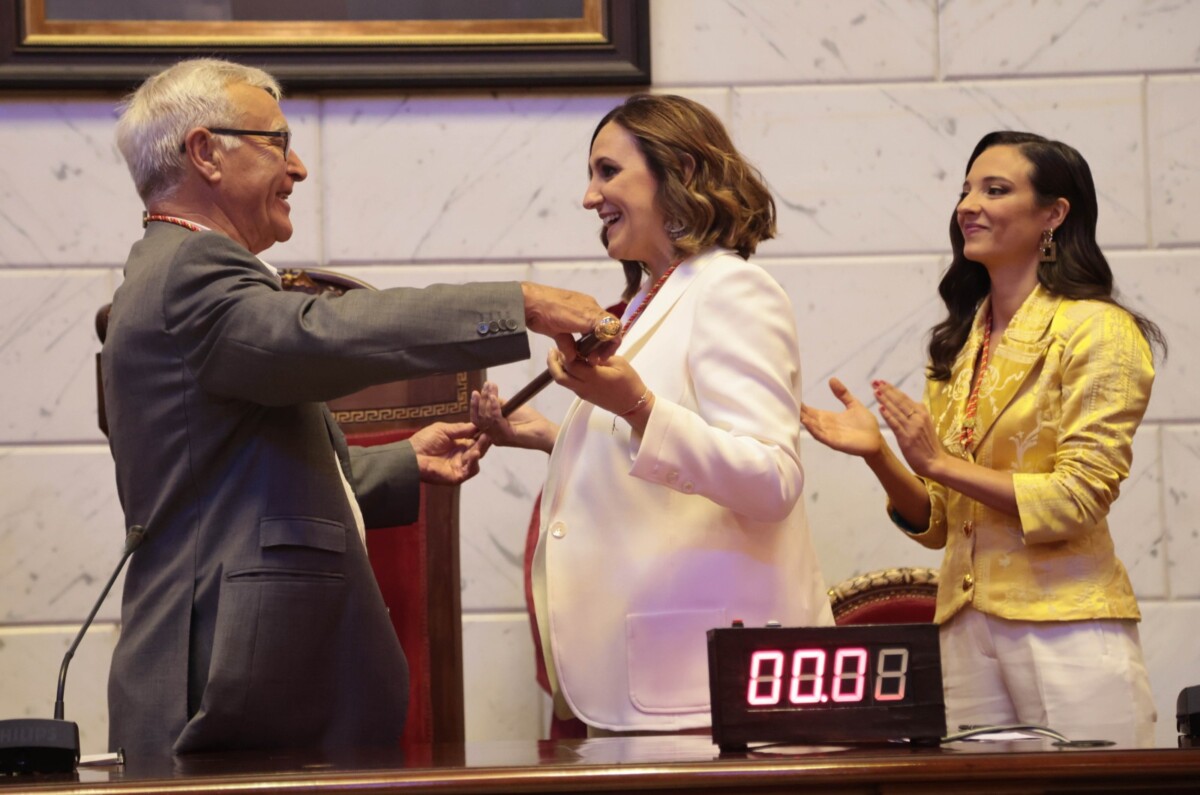 María José Catalá recibe la vara de mando de su antecesor Joan Ribó